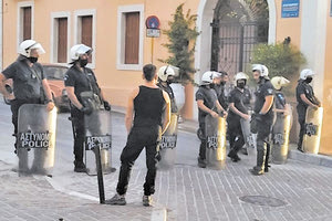 Η έφοδος των αστυνομικών δυνάμεων στην κατάληψη της Roza Nera, στο κέντρο των Χανίων