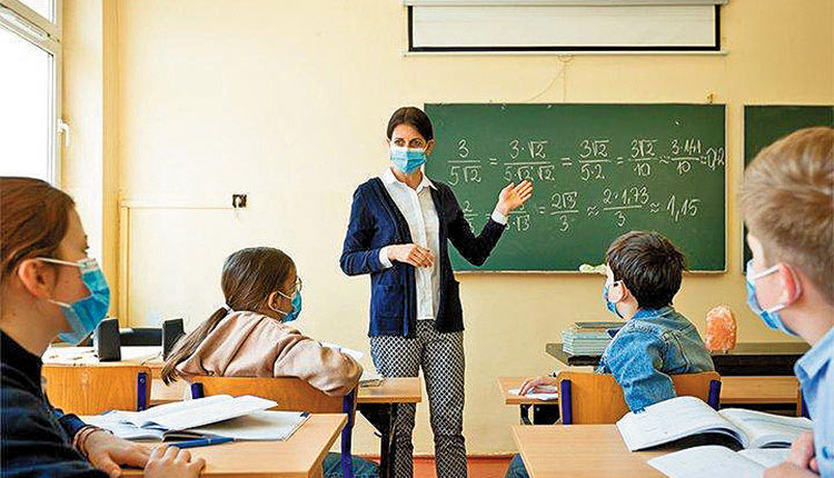 Δασκάλα και μαθητές των δημοτικών σχολείων με μάσκα