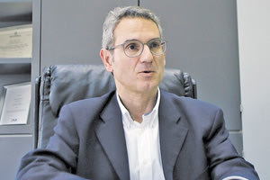 αναπληρωτής καθηγητής Επιδημιολογίας -Προληπτικής Ιατρικής της Ιατρικής Σχολής ΕΚΠΑ και μέλος της επιτροπής εμπειρογνωμόνων του Υπουργείου Υγείας, Δημήτρης Παρασκευής