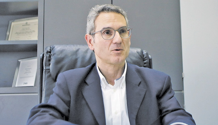 αναπληρωτής καθηγητής Επιδημιολογίας -Προληπτικής Ιατρικής της Ιατρικής Σχολής ΕΚΠΑ και μέλος της επιτροπής εμπειρογνωμόνων του Υπουργείου Υγείας, Δημήτρης Παρασκευής