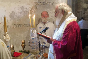 Ο Σεβ. Μητροπολίτης Αρκαλοχωρίου Καστελλίου και Βιάννου κ.κ. Ανδρέας, στο ιερό του ναού του Αγίου Ιωάννου Λιλιανού.