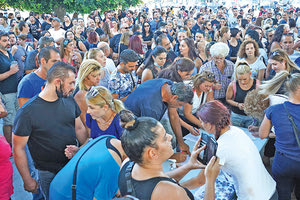 η μαζική συγκέντρωση χωρίς μάσκες την πλατεία Ελευθερίας