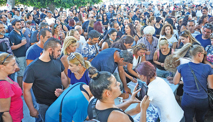 η μαζική συγκέντρωση χωρίς μάσκες την πλατεία Ελευθερίας