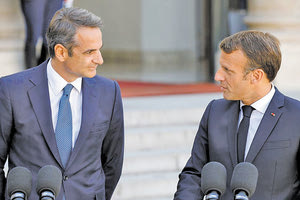 Κομβική η επικείμενη συνάντηση Μητσοτάκη-Μακρόν