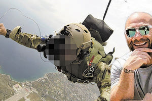 Τον τίμησαν με πτώσεις τον ΕΠΟΠ Λοχία (ΠΖ) Κώστα Μελιγκώνη ο οποίος τραυματίστηκε θανάσιμα κατά την εκτέλεση επιχειρησιακού άλματος ελευθέρας πτώσεως