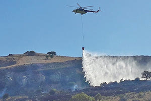 Και το ελικόπτερο επιστρατεύθηκε για τον εμπρησμό στην Αγία Βαρβάρα