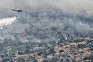 πυροσβεστικό ελικόπτερο στη φωτιά που ξέσπασε στα Καλύβια Αττικής
