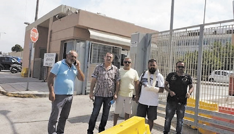 Άγριο ξυλοδαρμό καταγγέλλει απεργός συνάδελφός του που στηρίζεται από το ΕΚΗ