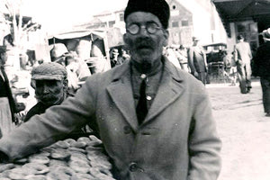 Η φωτογραφία της ημέρας: Ηράκλειο του 1935. Ένας κουλουρτζής μπροστά στον φωτογραφικό φακό