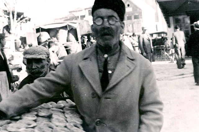 Η φωτογραφία της ημέρας: Ηράκλειο του 1935. Ένας κουλουρτζής μπροστά στον φωτογραφικό φακό