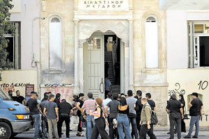 Η προσαγωγή των συλληφθέντων από την κινητοποίηση του Τυμπακίου στα δικαστήρια