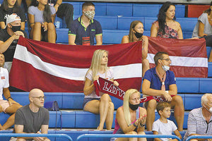 Φίλαθλοι στις κερκίδες σε γήπεδο της Κύπρου