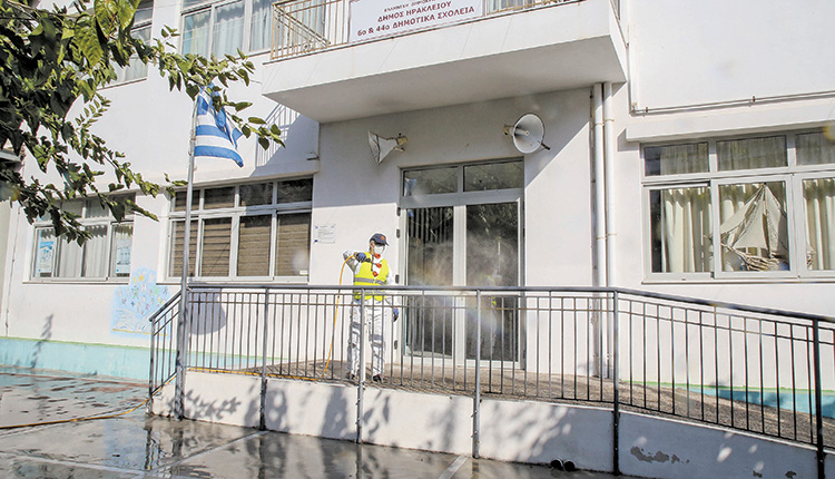 Ο Δήμος Ηρακλείου προχωρά σε απολυμάνσεις σχολικών χώρων