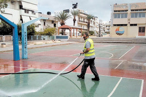 το πλύσιμο στους αύλειους χώρους των σχολείων της πόλης