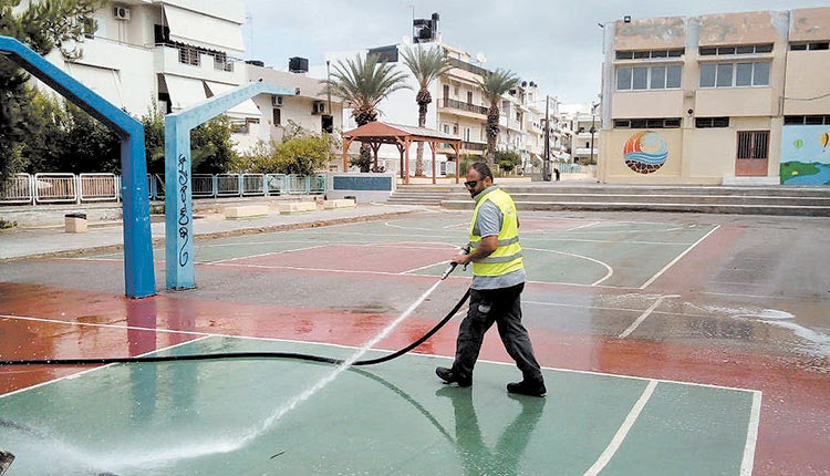 το πλύσιμο στους αύλειους χώρους των σχολείων της πόλης
