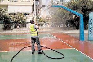 το πλύσιμο στους αύλειους χώρους των σχολείων της πόλης