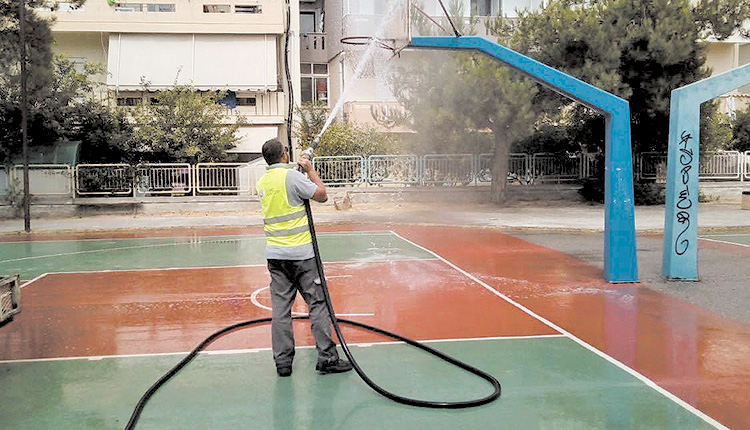 το πλύσιμο στους αύλειους χώρους των σχολείων της πόλης