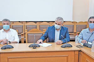 ο περιφερειάρχης, κ. Σταύρος Αρναουτάκης, ο πρόεδρος του ΙΤΕ, κ. Νεκτάριος Ταβερναράκης, και ο πρύτανης του ΕΛ.ΜΕ.ΠΑ., κ. Νίκος Κατσαράκης, συνυπέγραψαν την προγραμματική σύμβαση προστασίας για την ελιά