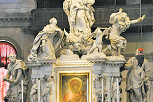  Η εικόνα της Παναγίας της Μεσοπαντίτισσας μεταφέρθηκε αρχικά στον ναό του Αγίου Μάρκου στη Βενετία και από εκεί στην εκκλησία Santa Maria della Salute της Βενετίας (Παναγία της Υγείας/Σωτηρίας)