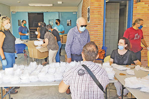 Ο δήμαρχος Ηρακλείου βρέθηκε στο σημείο όπου συγκεντρώθηκαν οι μάσκες και τα παγουρίνο για τους μαθητές