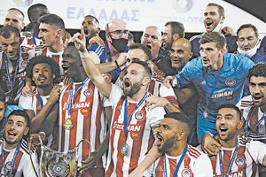 O Ολυμπιακός επικράτησε με 1-0 της ΑΕΚ στο Πανθεσσαλικό και κατέκτησε το 18ο νταμπλ της ιστορίας του