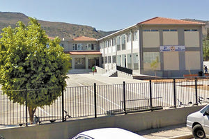 Στην αυλή του σχολικού συγκροτήματος του 2ου Γυμνασίου Ελευθερίου Βενιζέλου στα Χανιά