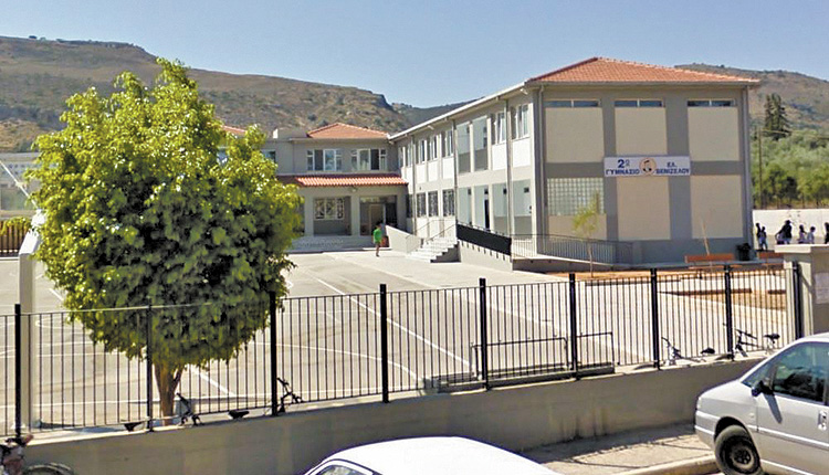 Στην αυλή του σχολικού συγκροτήματος του 2ου Γυμνασίου Ελευθερίου Βενιζέλου στα Χανιά
