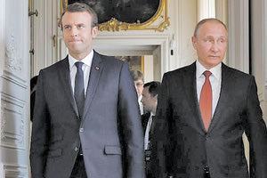 Εμανουέλ Μακρόν με τον Ρώσο πρόεδρο Βλαντιμίρ Πούτιν