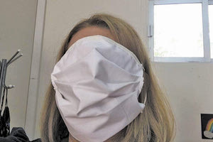 Οι μάσκες που δόθηκαν στους μαθητές καλύπτουν όλο το πρόσωπο και των καθηγητών