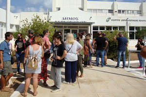 Διαμαρτυρία γονέων μπροστά στο δημοτικό κτήριο Γουρνών του Δήμου Χερσονήσου για ελλιπή μέτρα