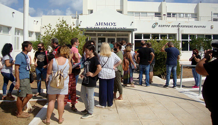 Διαμαρτυρία γονέων μπροστά στο δημοτικό κτήριο Γουρνών του Δήμου Χερσονήσου για ελλιπή μέτρα