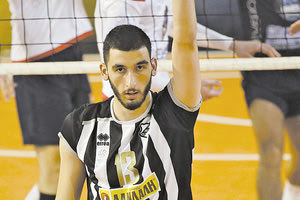 Ο νεαρός κεντρικός της ομάδας βόλεϊ του ΟΦΗ Νίκος Καρατζάς