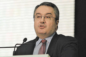 O καθηγητής Πολιτικής της Υγείας του LSE, Ηλίας Μόσιαλος