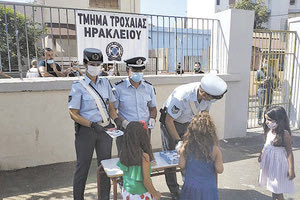 Ενημερωτικά φυλλάδια για την οδική ασφάλεια, μοίρασαν χθες  το πρωί αστυνομικοί  του Τμήματος  Τροχαίας Ηρακλείου.