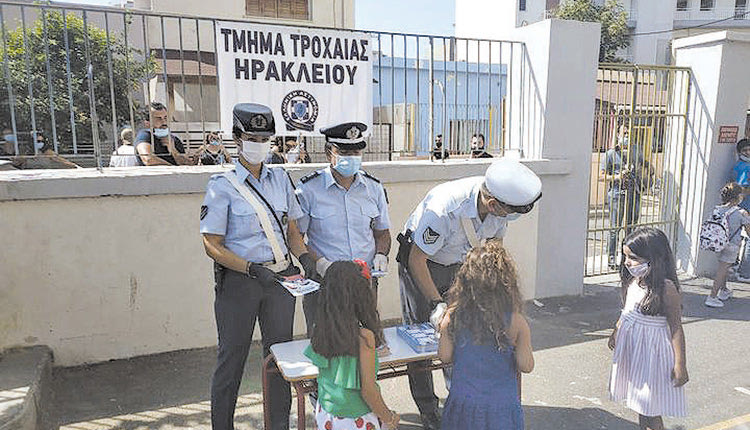 Ενημερωτικά φυλλάδια για την οδική ασφάλεια, μοίρασαν χθες  το πρωί αστυνομικοί  του Τμήματος  Τροχαίας Ηρακλείου.
