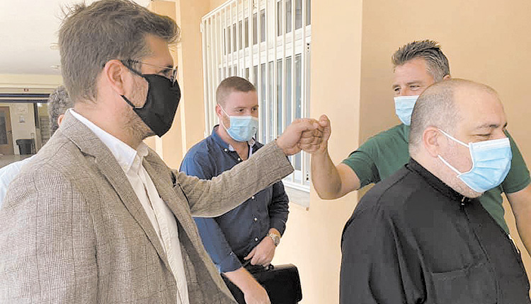 Ο δήμαρχος Μαλεβιζίου βρέθηκε σε σχολεία της περιοχής για τον αγιασμό