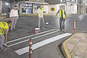 Φρέσκαραν τις σημάνσεις και τις διαγραμμίσεις διαβάσεων πεζών λίγο το πρώτο κουδούνι στο Μαλεβίζι.