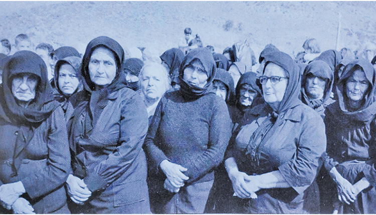 Μαυροφορεμένες γυναίκες. Ολοκαύτωμα της Βιάννου
