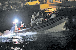 Όλη τη νύχτα κράτησε η επιχείρηση για τη διάσωση των ναυαγών