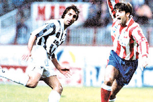 Ο Γιάννης Σαμαράς (νυν διευθυντής ποδοσφαίρου του ΟΦΗ) στο ιστορικό ματς με την Ατλέτικο