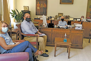 ο κ.Λαμπρινός μετά από συνάντηση που είχε με την πρόεδρο του Συλλόγου Γονέων και Κηδεμόνων του Σχολείου Ευρωπαϊκής Παιδείας Ηρακλείου Άννα Ψωμά,  στο γραφείο του στη Λότζια.