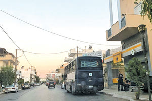 Σε τρία λεωφορεία της αστυνομίας επιβιβάστηκαν και μεταφέρθηκαν στο Ηράκλειο οι περίπου 100 αλλοδαποί- κυρίως από το Πακιστάν στη Μεσσαρά