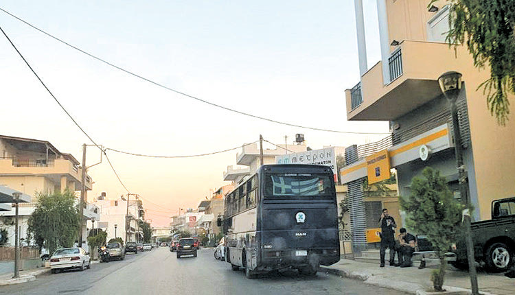 Σε τρία λεωφορεία της αστυνομίας επιβιβάστηκαν και μεταφέρθηκαν στο Ηράκλειο οι περίπου 100 αλλοδαποί- κυρίως από το Πακιστάν στη Μεσσαρά