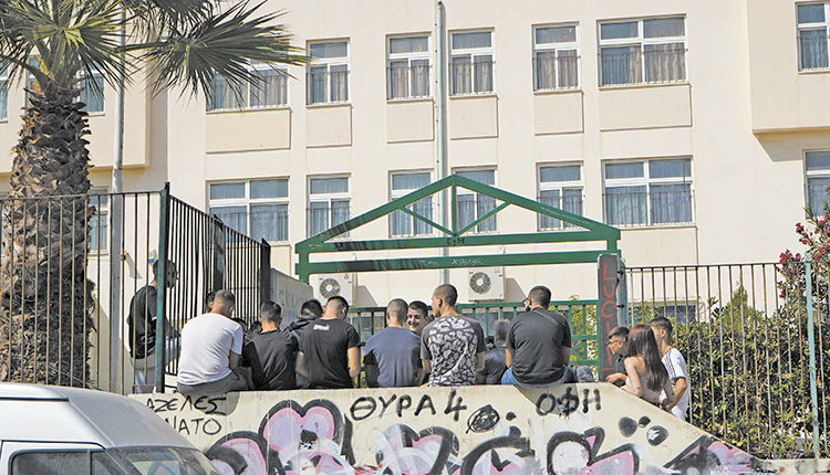 καταλήψη 5ο ΕΠΑΛ Ηρακλείου με τους μαθητές να αντιδρούν στη χρήση της μάσκας