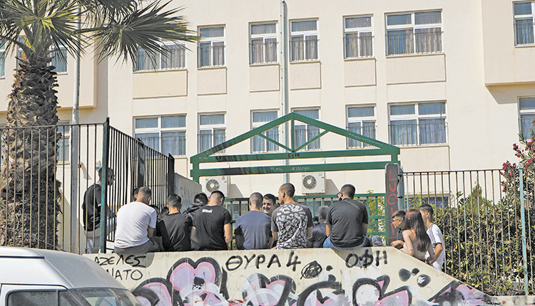 καταλήψη 5ο ΕΠΑΛ Ηρακλείου με τους μαθητές να αντιδρούν στη χρήση της μάσκας