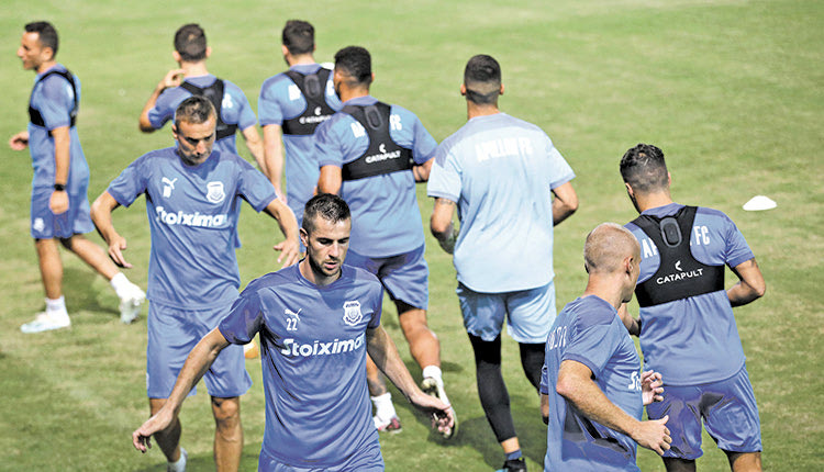 ο Απόλλων Λεμεσού με βραδινή προπόνηση στο Γεντί Κουλέ