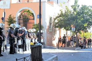 Πολυάριθμες αστυνομικές δυνάμεις φυλούν το κτήριο μετά την εκκένωση της κατάληψης της Roza Nera