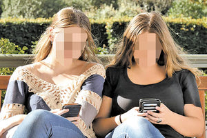 κορίτσια σε παγκάκι