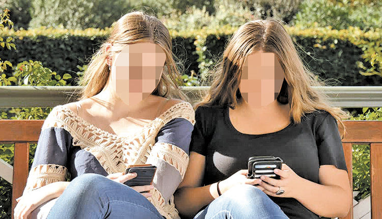 κορίτσια σε παγκάκι