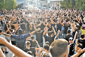 Περίπου 1.000 οπαδοί του ΟΦΗ συγκεντρώθηκαν τρεις ώρες πριν από τη σέντρα, έξω από το ξενοδοχείο που είχε καταλύσει η αποστολή της ομάδα